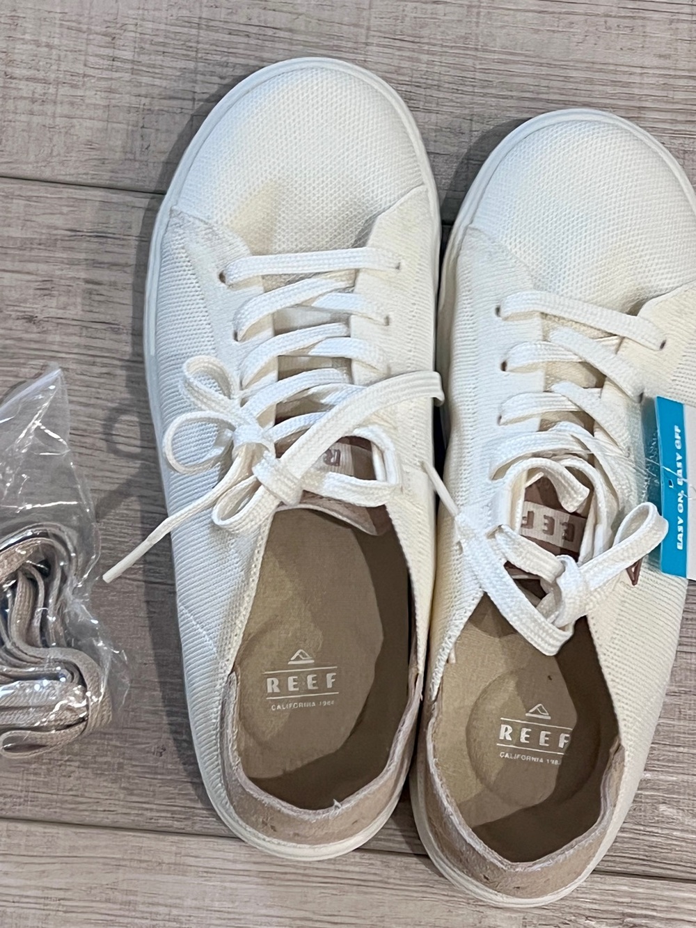 Reef Men’s 8/ Womens 9.5 Cream Canvas Lace-Up Sneakers with Tan Insole